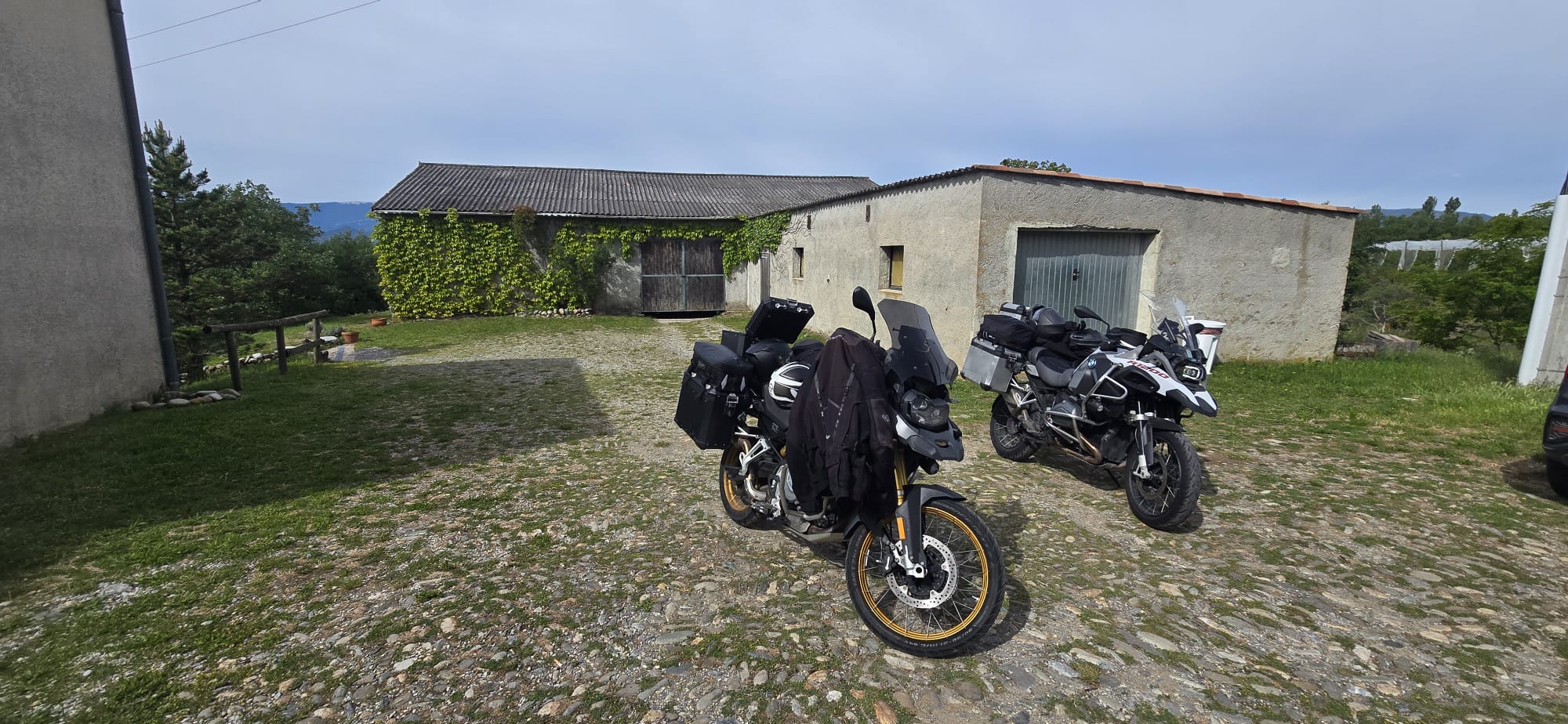 Le garage · Parking couvert